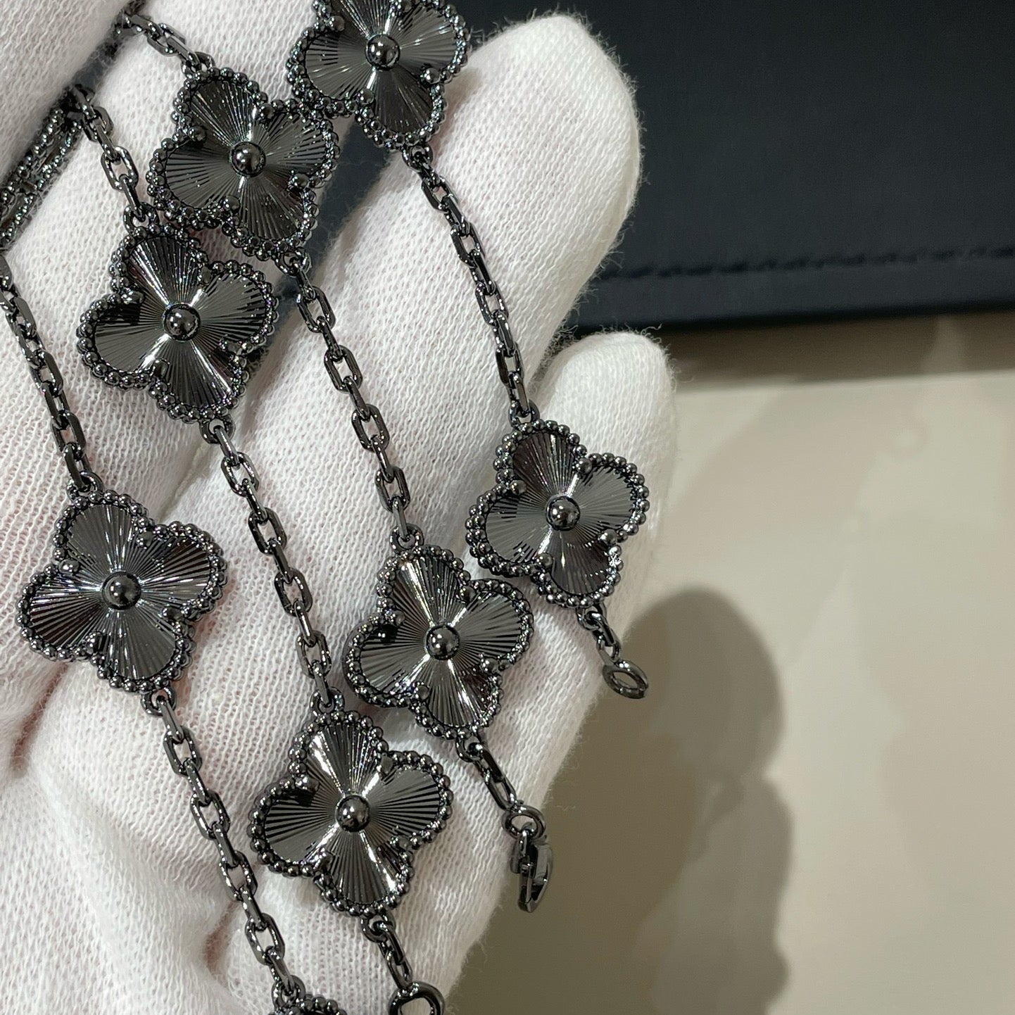 [Vicky]CLOVER 5 MOTIF BLACK BRACELET