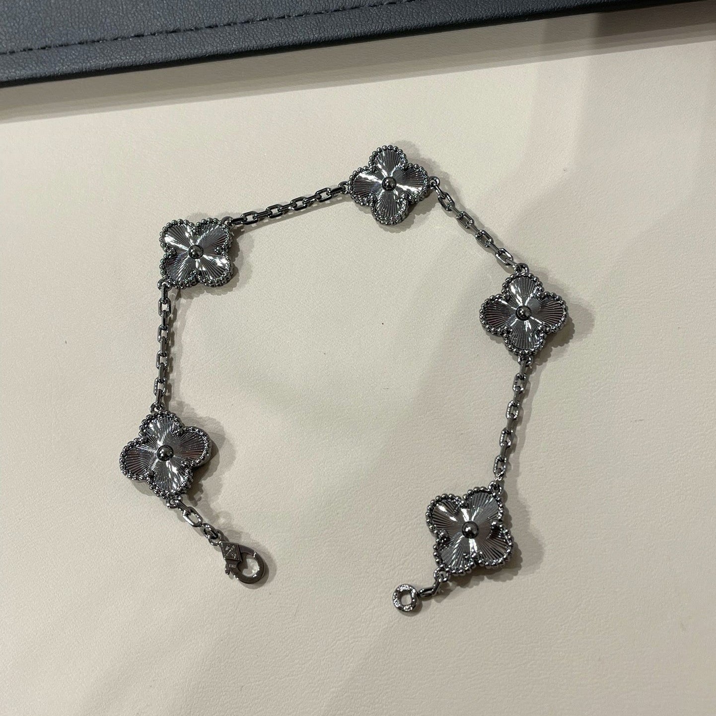 [Vicky]CLOVER 5 MOTIF BLACK BRACELET