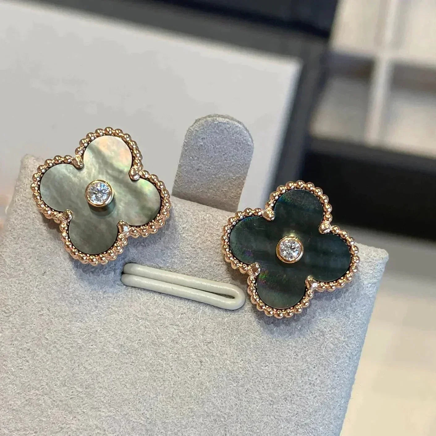 [Vicky]CLOVER MEDIUM 1 MOTIFS GRAY MOP  DIAMOND EARRINGS
