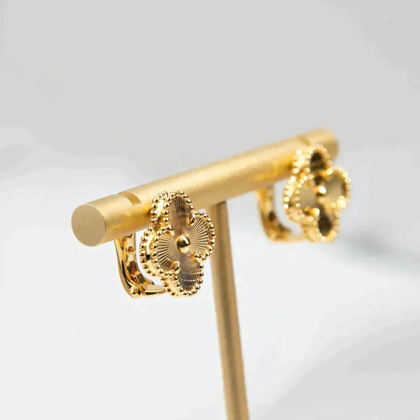 [Vicky]CLOVER MEDIUM 1 MOTIFS LASER EARRINGS