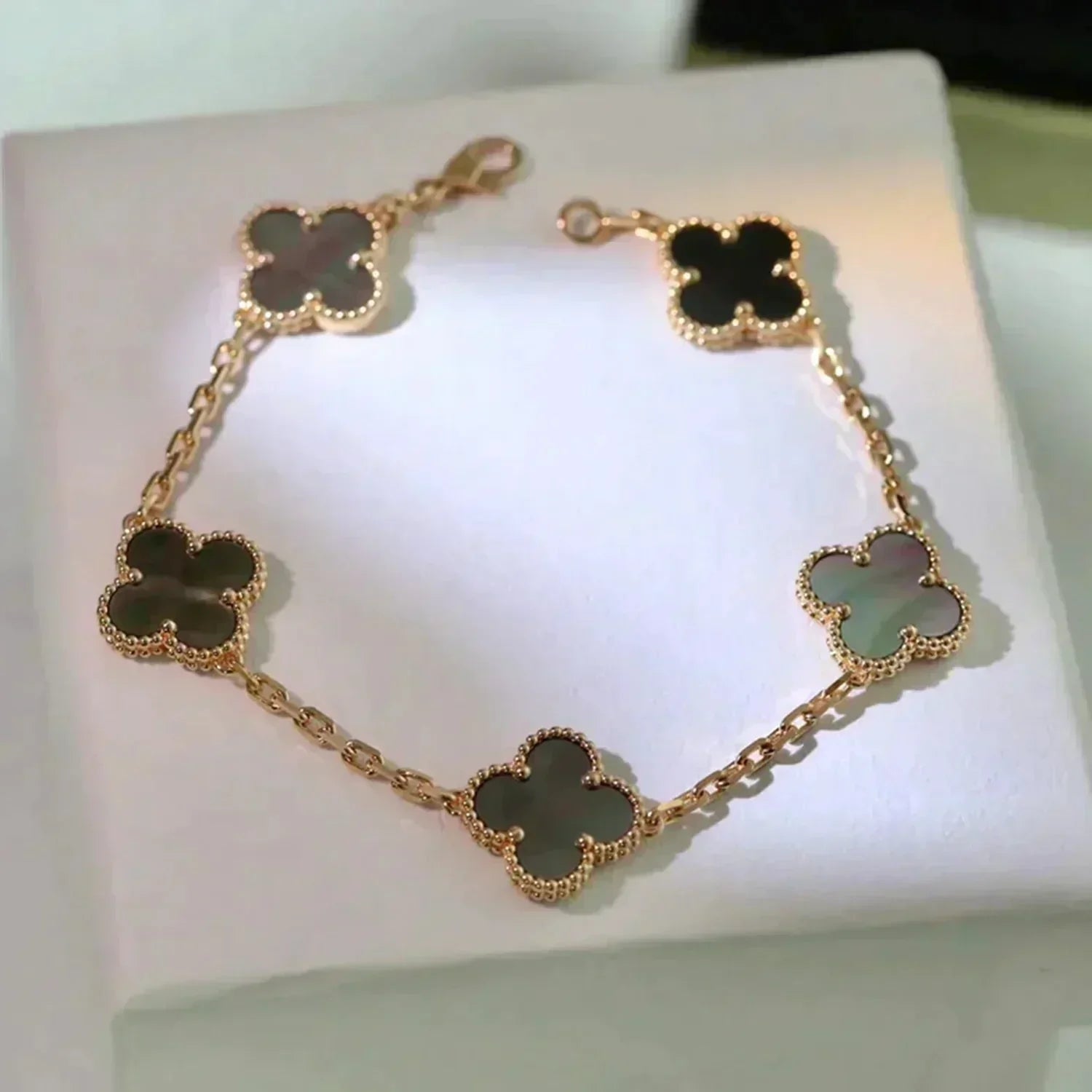 [Vicky]CLOVER 5 MOTIF GRAY MOP  BRACELET