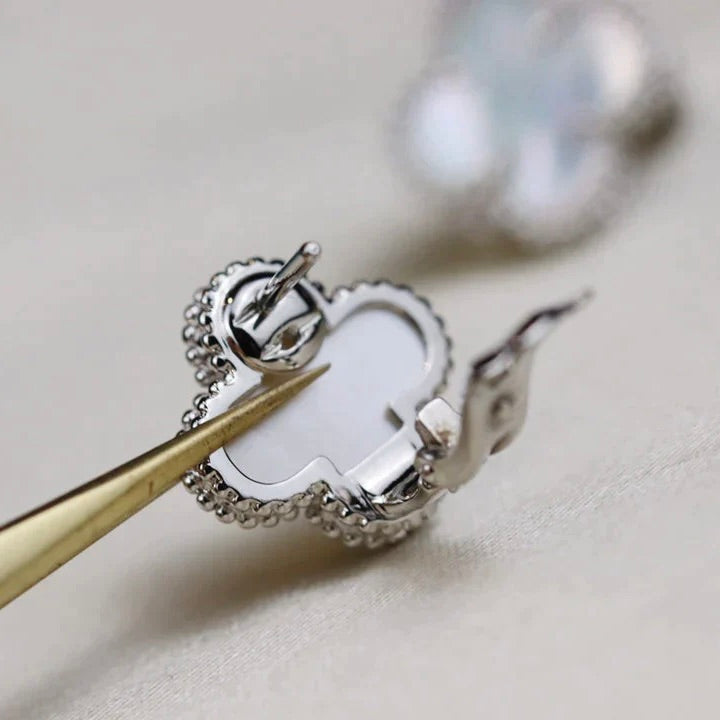 [Vicky]CLOVER MEDIUM 1 MOTIFS  WHITE MOP EARRINGS SILVER
