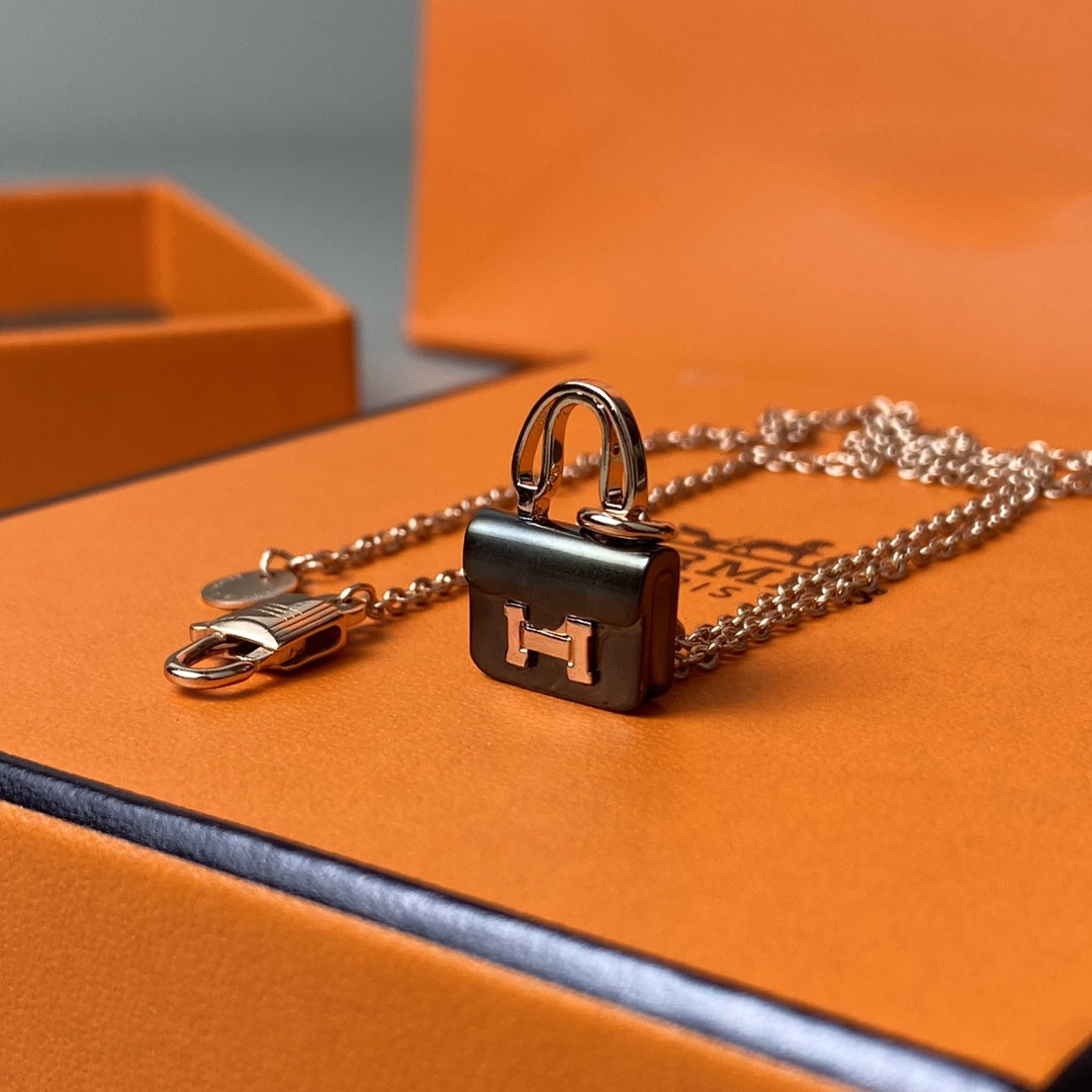 [Vicky]CONSTANCE BLACK PEDANT PINK GOLD NECKLACE