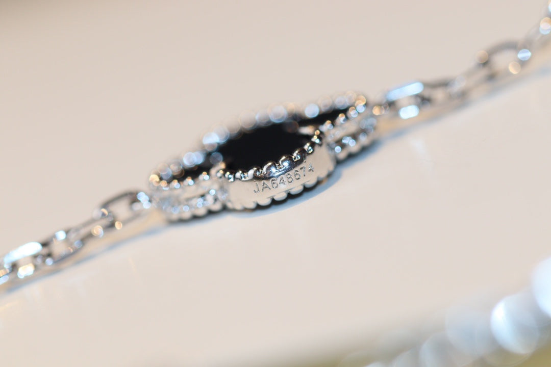 [Vicky]CLOVER 20 MOTIFS ONYX DIAMOND SILVER