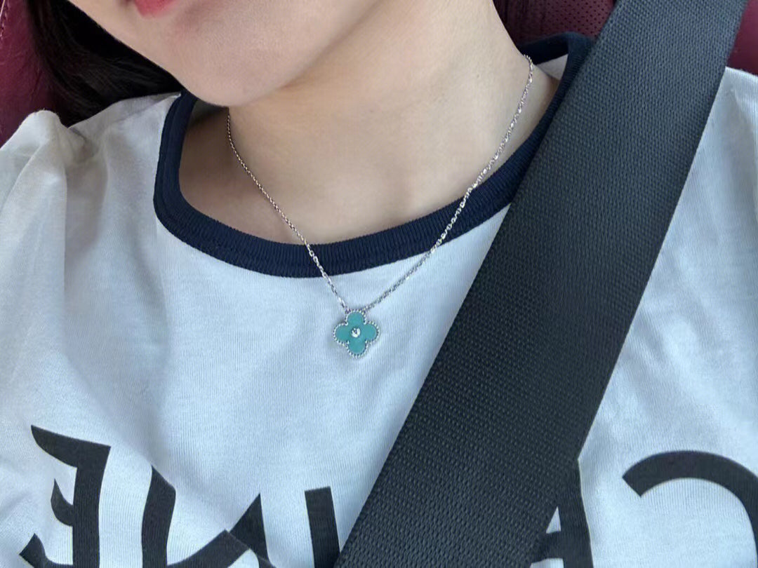 [Vicky]CLOVER 1 DIAMOND LIGHT BLUE SILVER NECKLACE