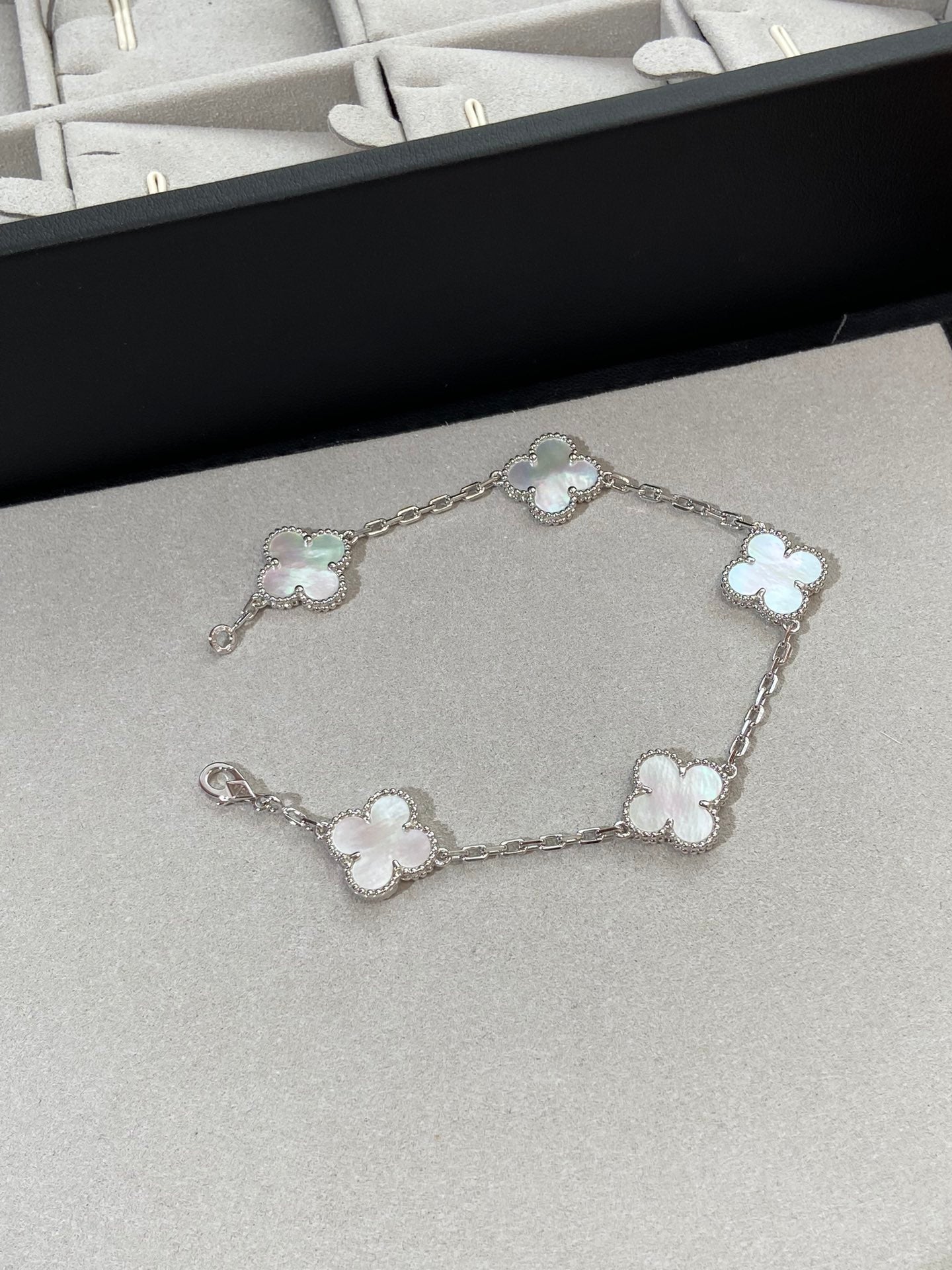 [Vicky]CLOVER SILVER MOP 5 MOTIF BRACELET