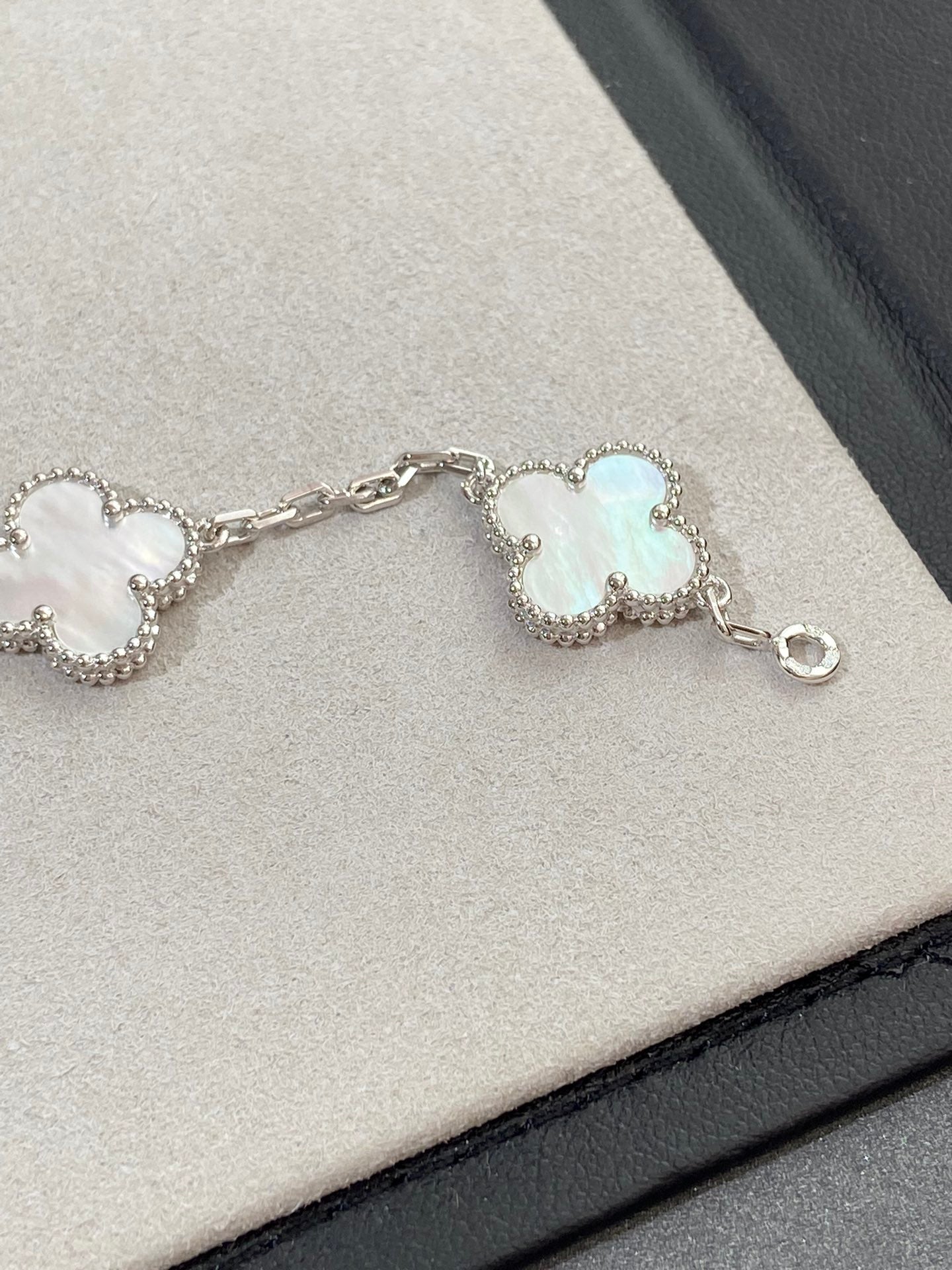 [Vicky]CLOVER SILVER MOP 5 MOTIF BRACELET