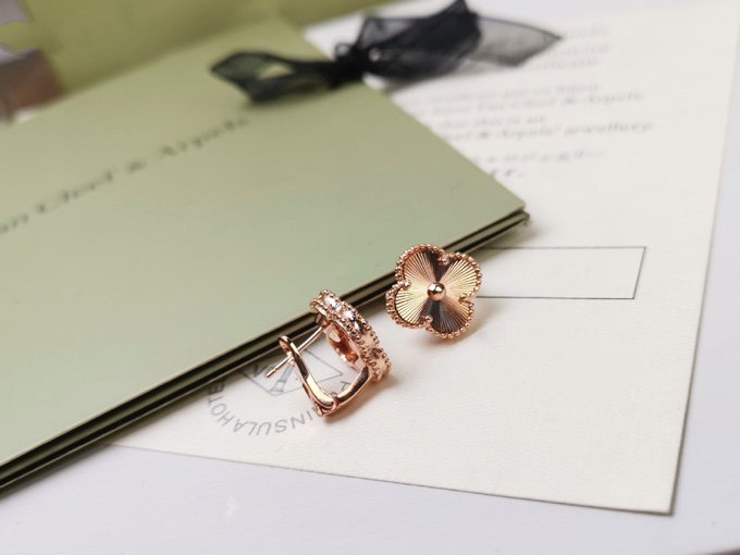 [Vicky]CLOVER MEDIUM STUD EARRINGS