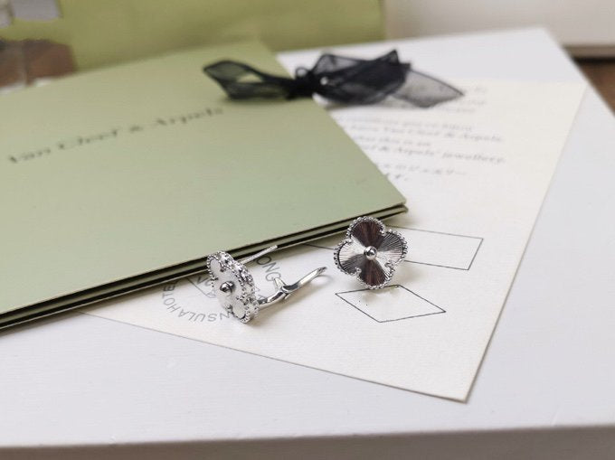 [Vicky]CLOVER MEDIUM STUD EARRINGS