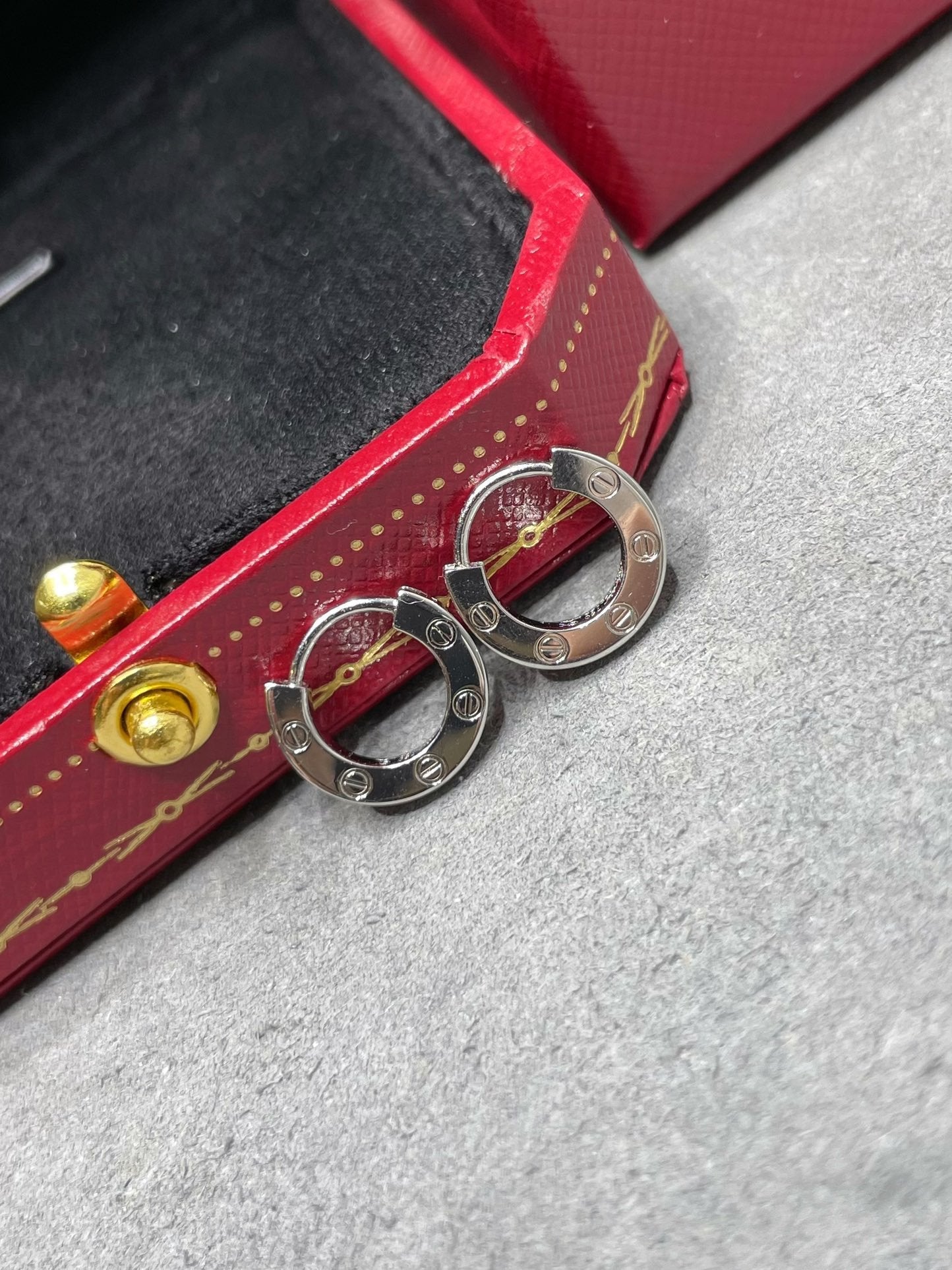 [Vicky]LOVE MINI EARRINGS