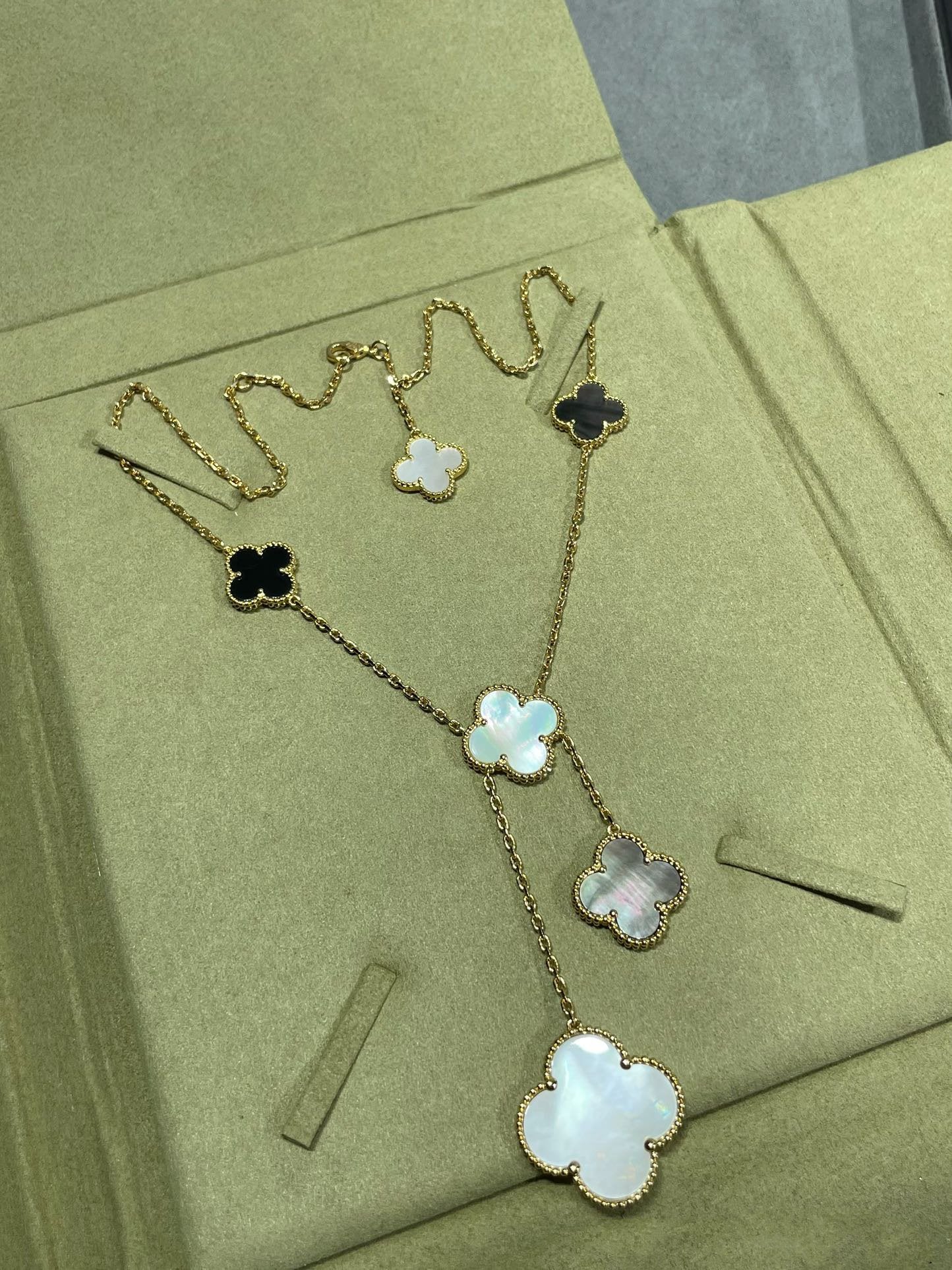 [Vicky]CLOVER 6 MOTIF MOP ONYX GOLD NECKLACE