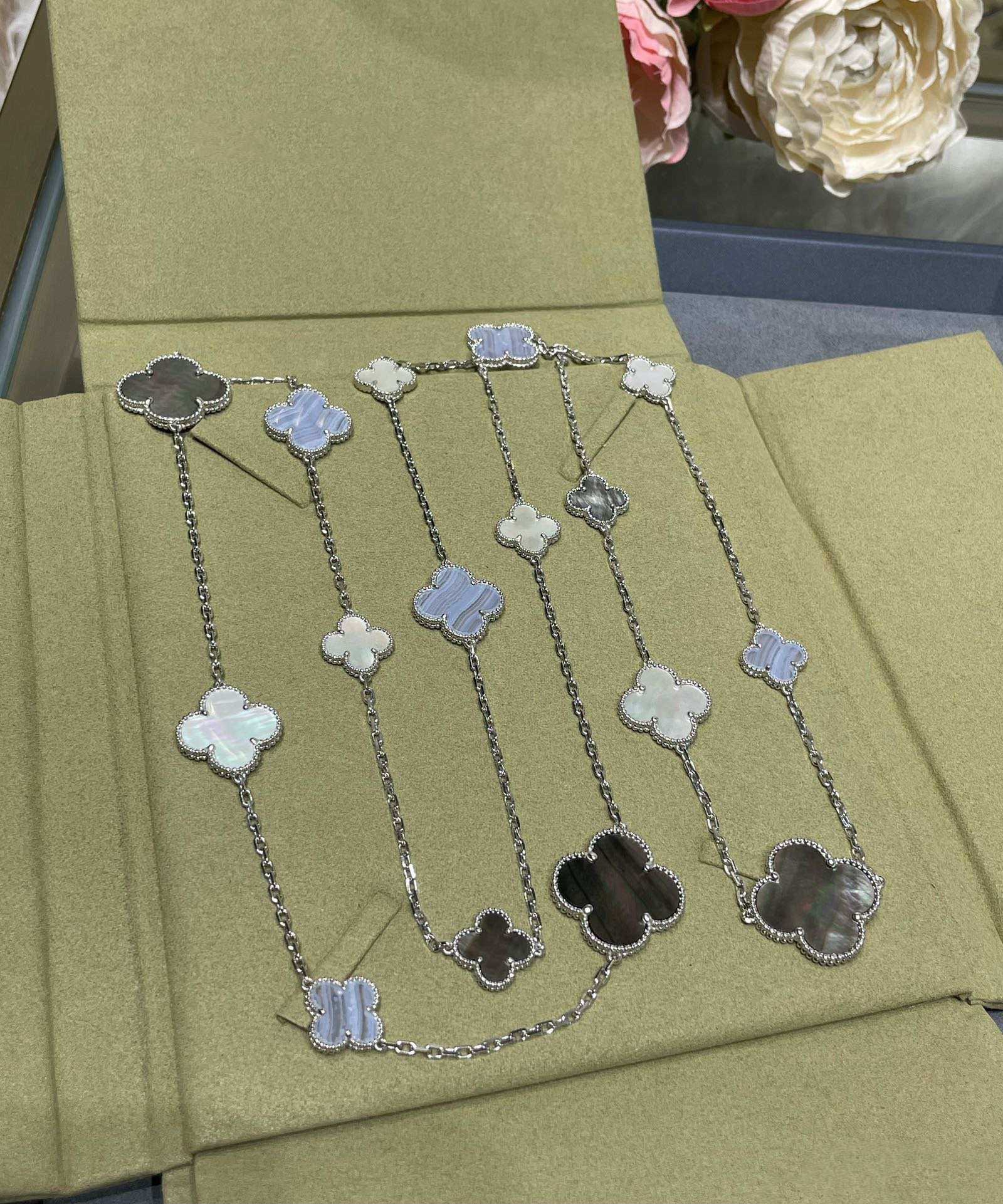 [Vicky]CLOVER 16 MOTIF CHALCEDONY MOP SILVER NECKLACE