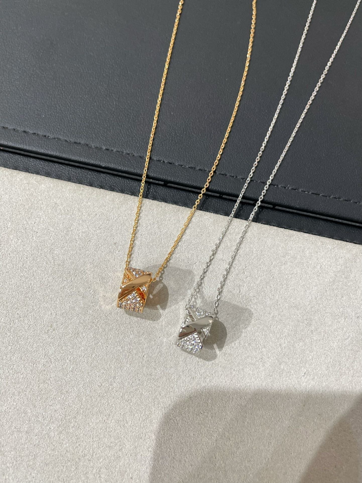 [Vicky]LIENS EVIDENCE DIAMOND PAVED NECKLACE