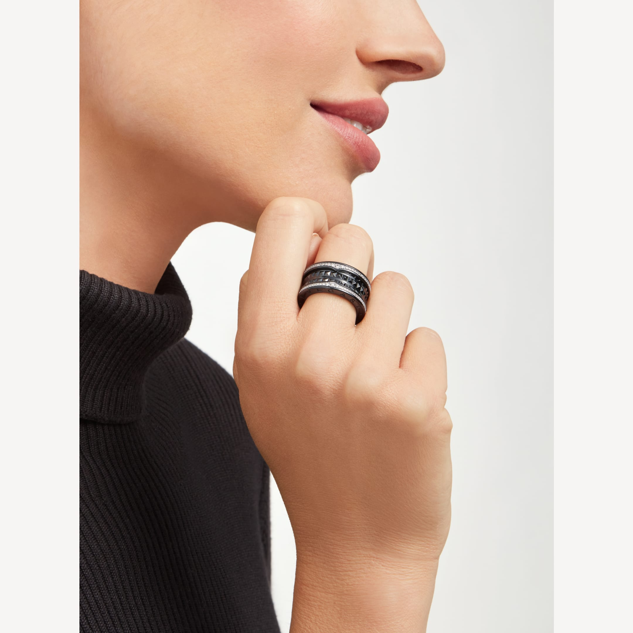 [Vicky]ZERO 1 ROCK FOUR-BAND BLACK CERAMIC WITH STUDDED SPIRAL AND PAVED DIAMONDS RING