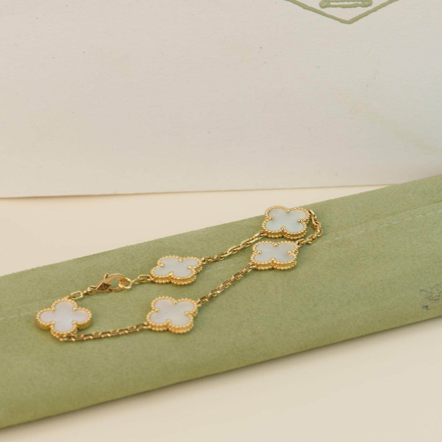 [Vicky]CLOVER  5 MOTIF WHITE MOP BRACELET