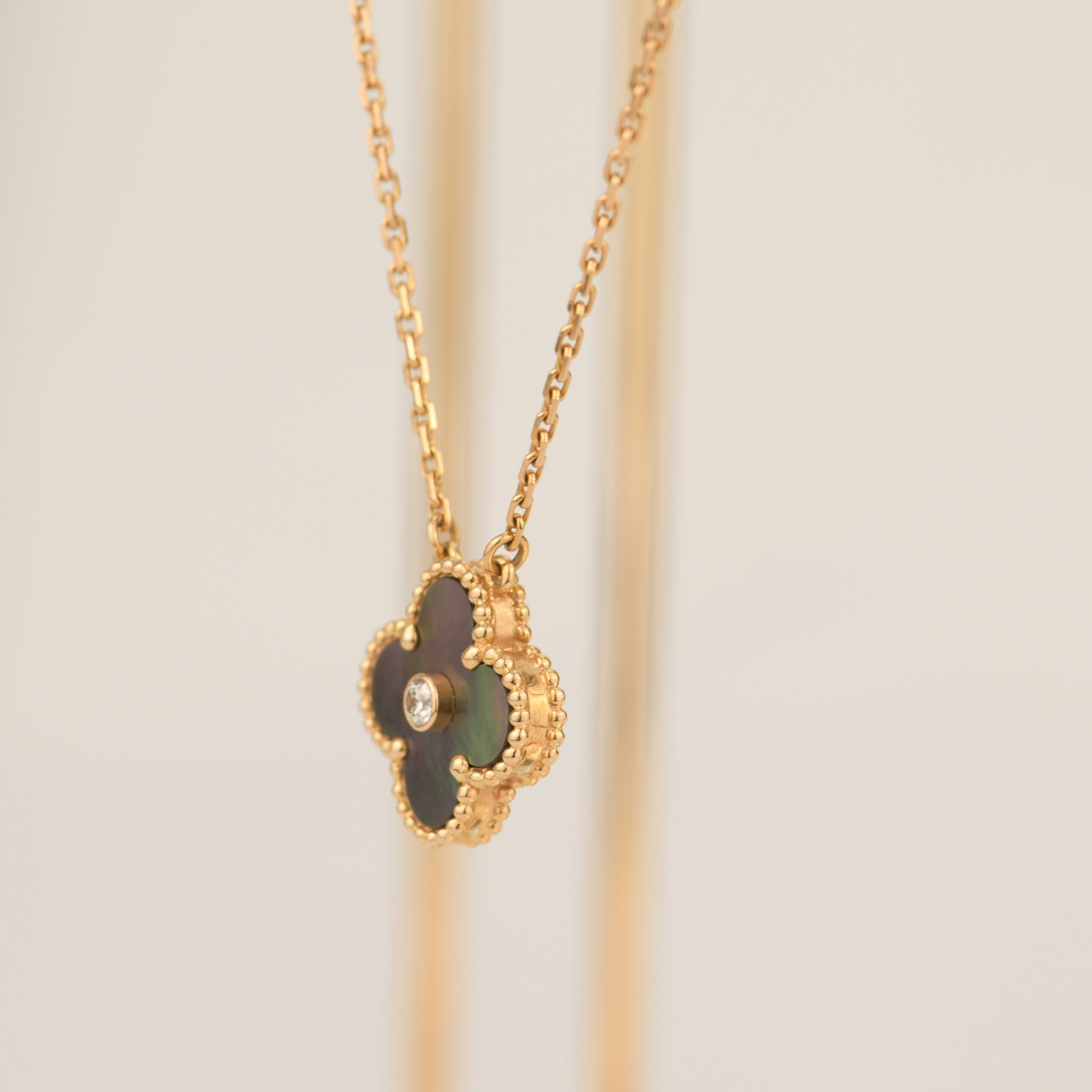 [Vicky]CLOVER 15MM DIAMOND AND MOTHER-OF-GREY NECKLACE