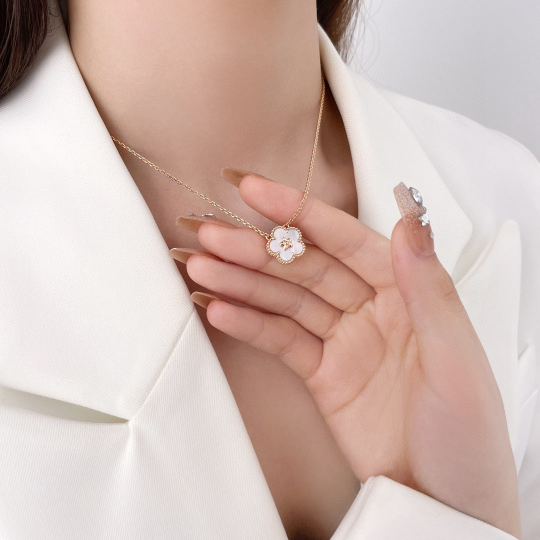 [Vicky]LUCKY  WHITE MOP  PLUM BLOSSOM NECKLACE