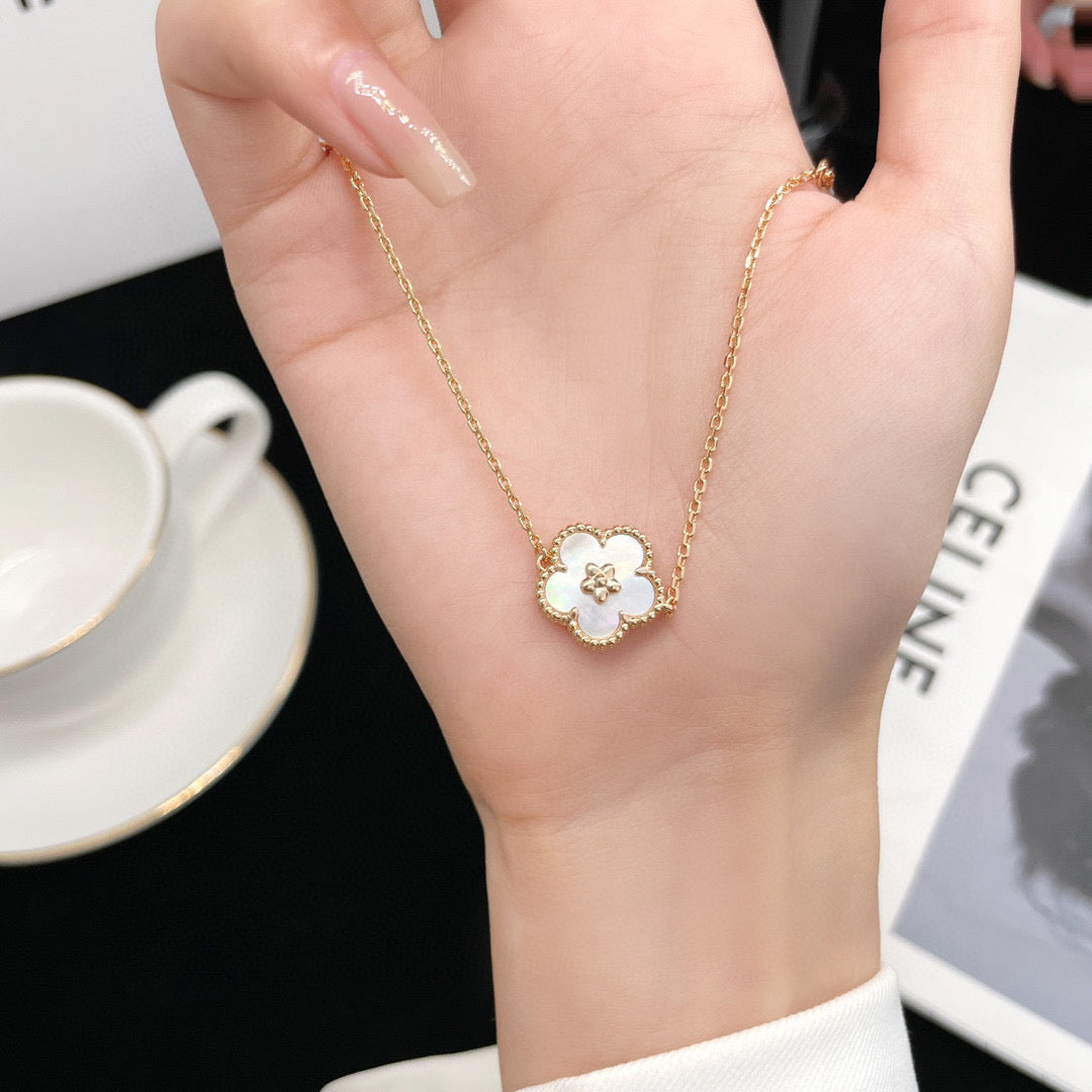 [Vicky]LUCKY  WHITE MOP  PLUM BLOSSOM NECKLACE