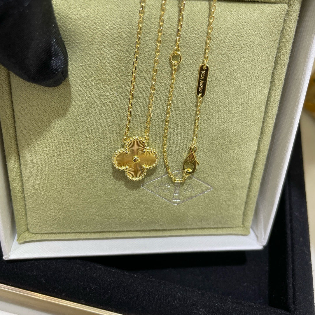 [Vicky]CLOVER 15MM LASER NECKLACE