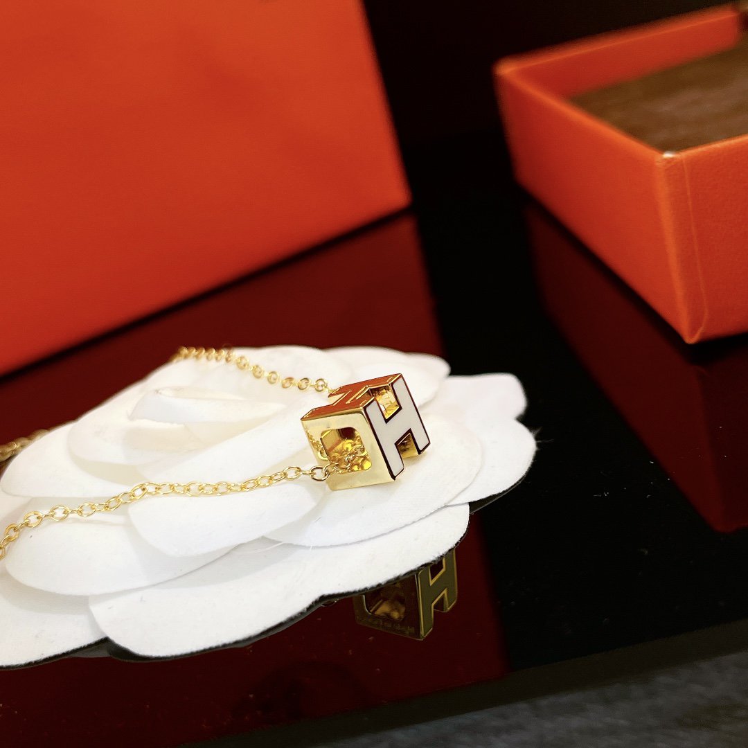 [Vicky]H WHITE SQUARE GOLD NECKLACE