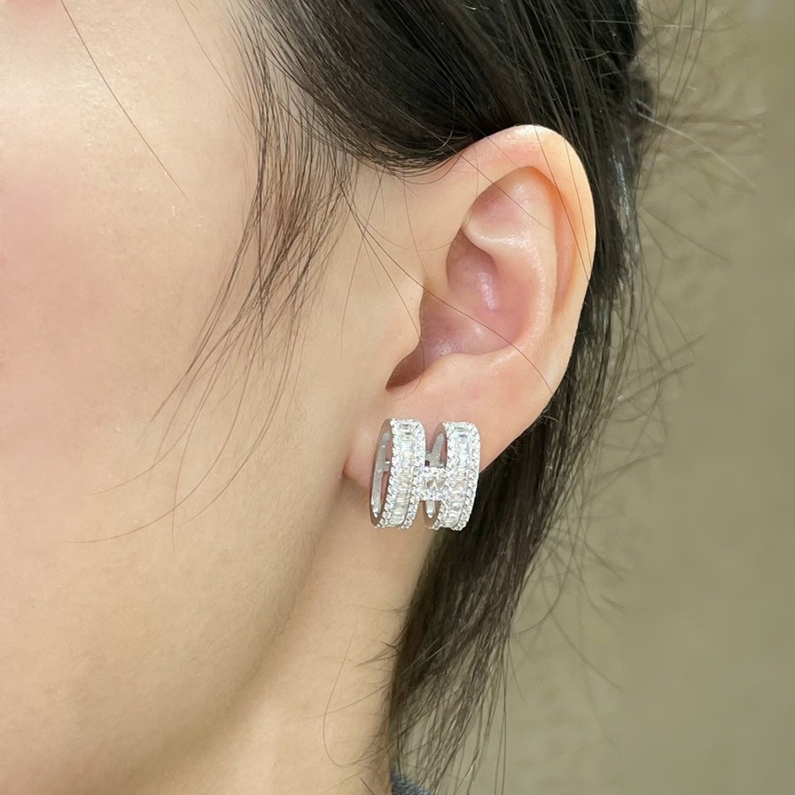 [Vicky]H STUD EARRINGS WITH SILVER DIAMONDS