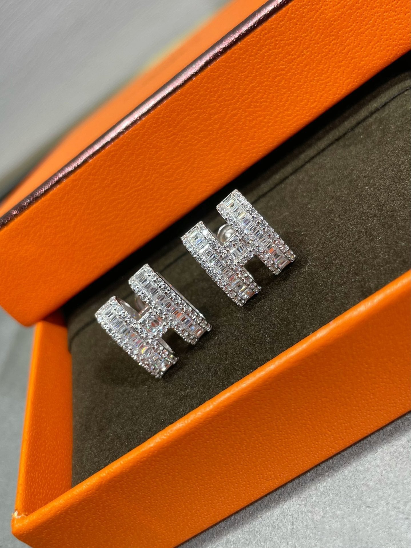 [Vicky]H STUD EARRINGS WITH SILVER DIAMONDS