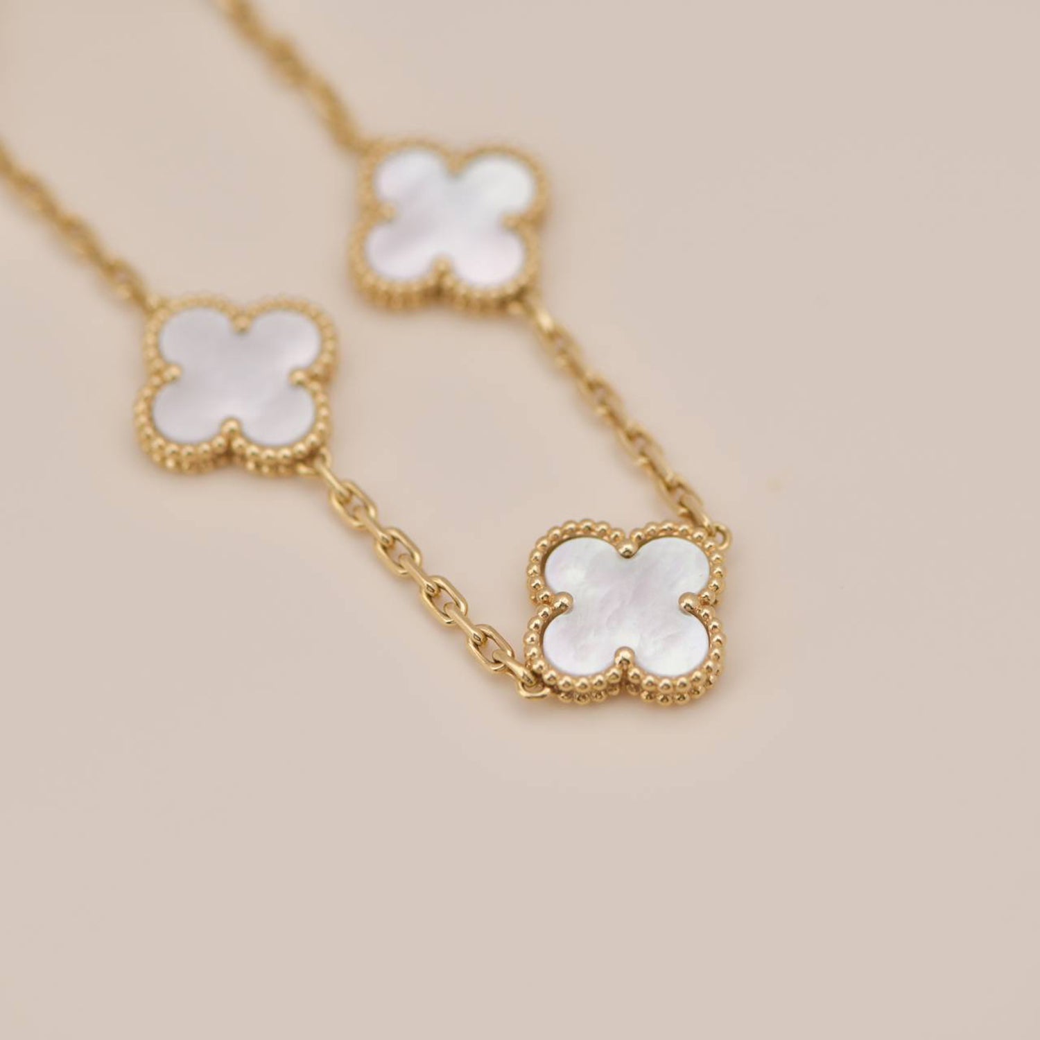 [Vicky]CLOVER  5 MOTIF WHITE MOP BRACELET