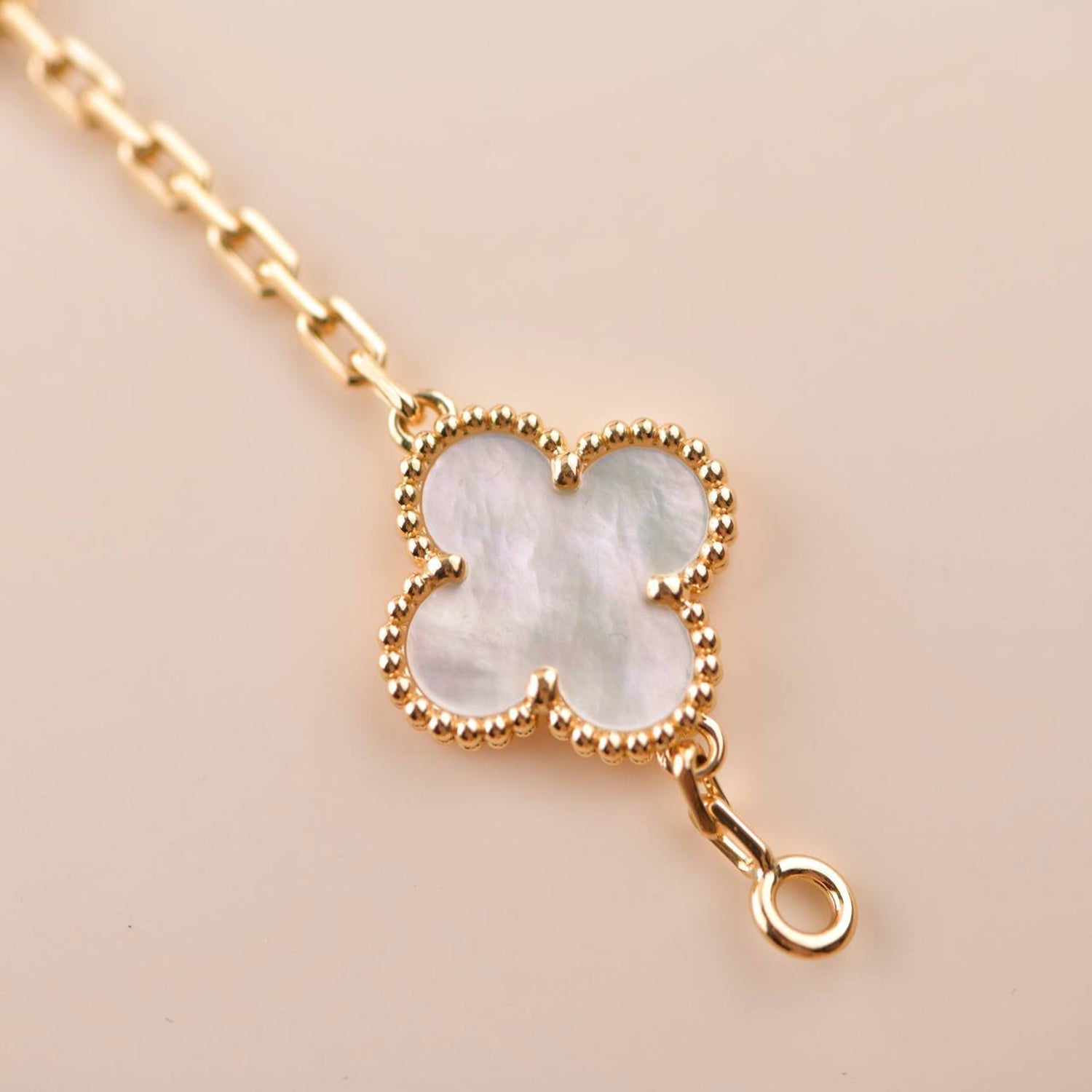 [Vicky]CLOVER  5 MOTIF WHITE MOP BRACELET
