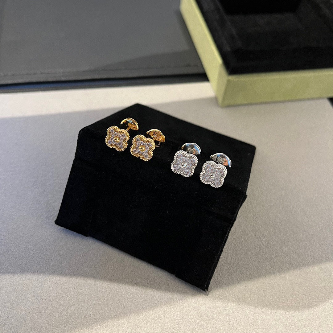 [Vicky]CLOVER MINI DIAMOND STUD EARRINGS
